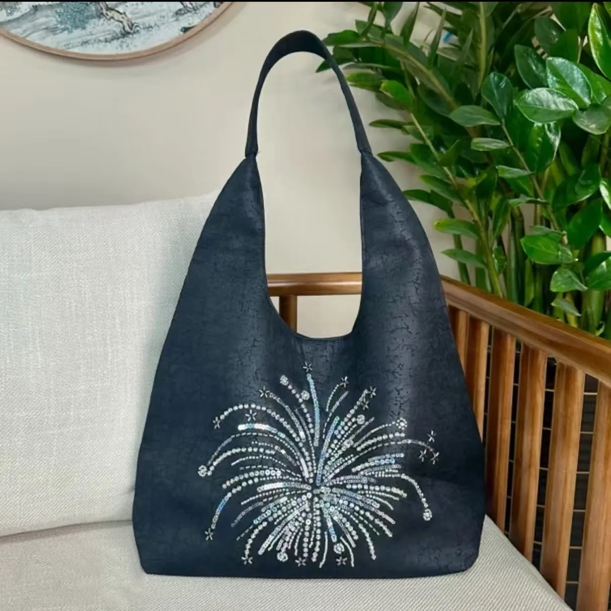 New Women's Fashion Chinese Style Embroidery Large Capacity Tote Bag Commuter Silk Retro Casual Cotton Canvas One-Shoulder Bag
New Women's Fashion Chinese Style Embroidery Large Capacity Tote Bag Commuter Silk Retro Casual Cotton Canvas One-Shoulder Bag