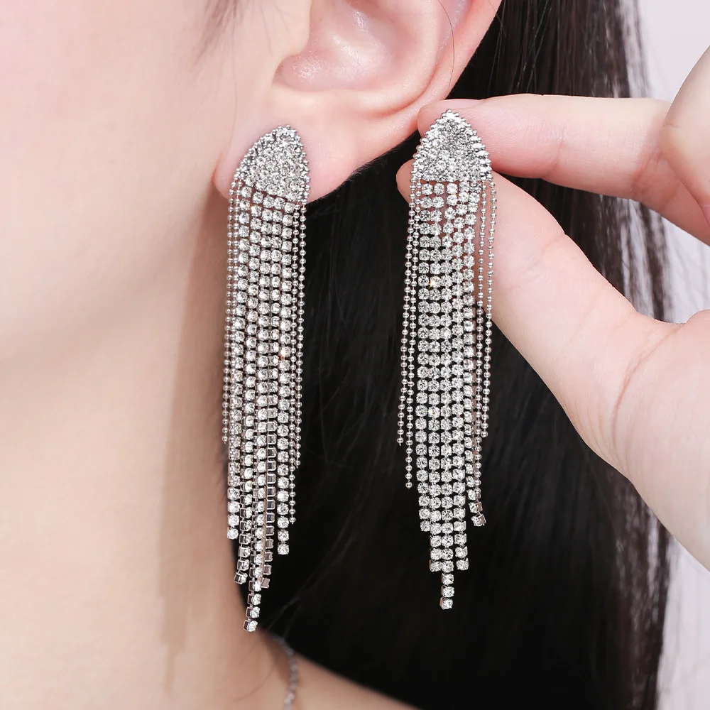 Fashionable and exquisite full-diamond zircon earrings niche light luxury high-end elegant temperament long tassel earrings
Fashionable and exquisite full-diamond zircon earrings niche light luxury high-end elegant temperament long tassel earrings