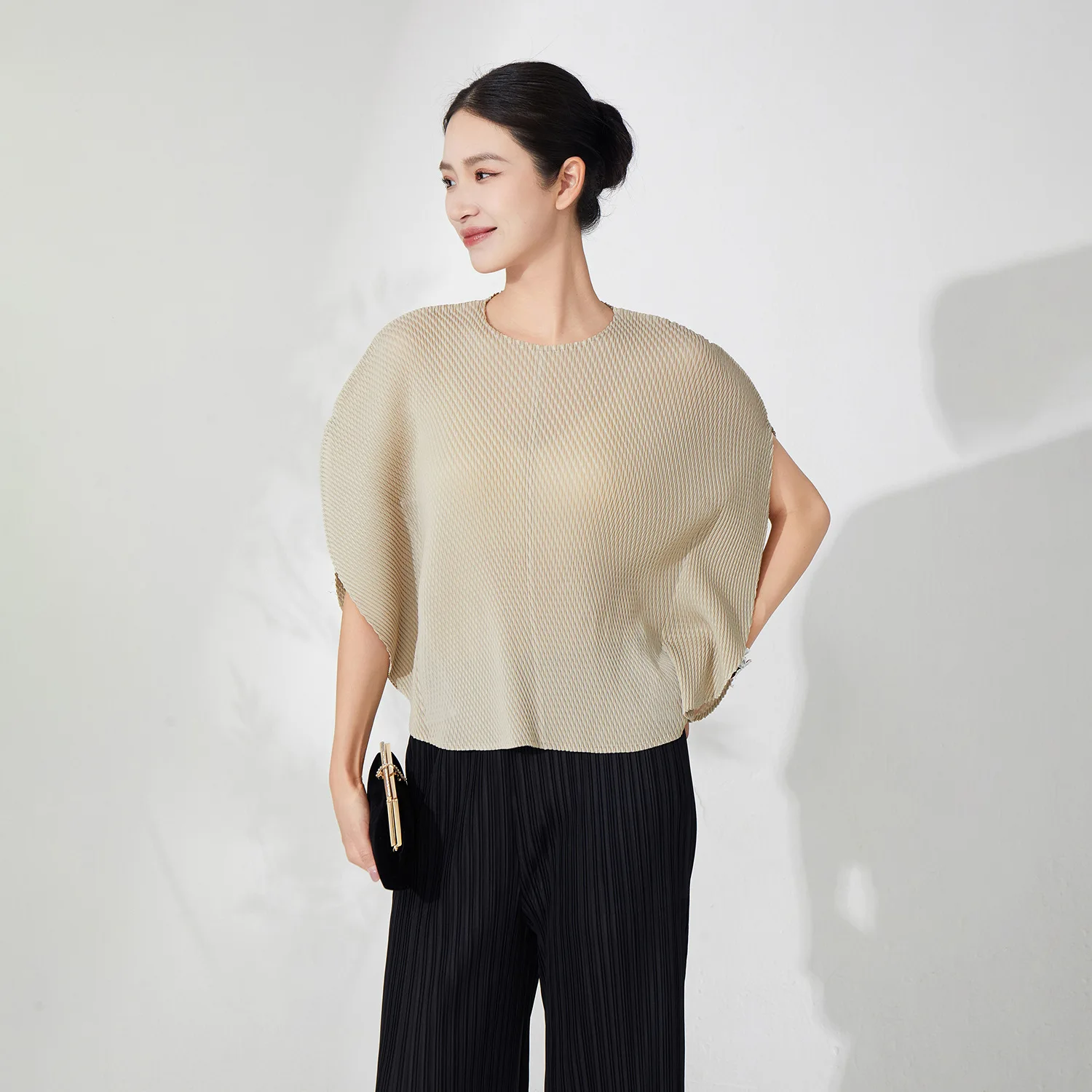 Pleated Women T-shirt Solid Color Round Neck Irregular Design Loose Stretch Casual Chic Elegant Female Tops 2025 Summer New
Pleated Women T-shirt Solid Color Round Neck Irregular Design Loose Stretch Casual Chic Elegant Female Tops 2025 Summer New