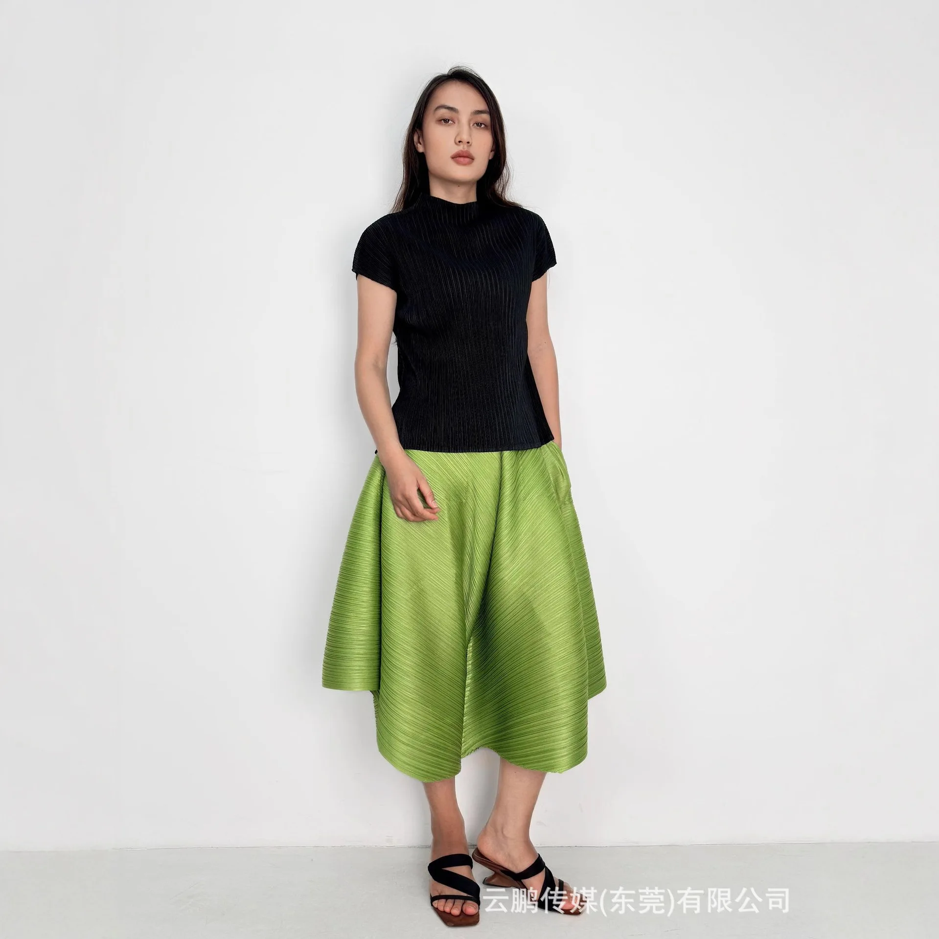 2025 Summer New Arrival Women Pants Pleated Solid Color Asymmetrical Loose Fit Plus Size Design Casual Elegant Female Pants
2025 Summer New Arrival Women Pants Pleated Solid Color Asymmetrical Loose Fit Plus Size Design Casual Elegant Female Pants