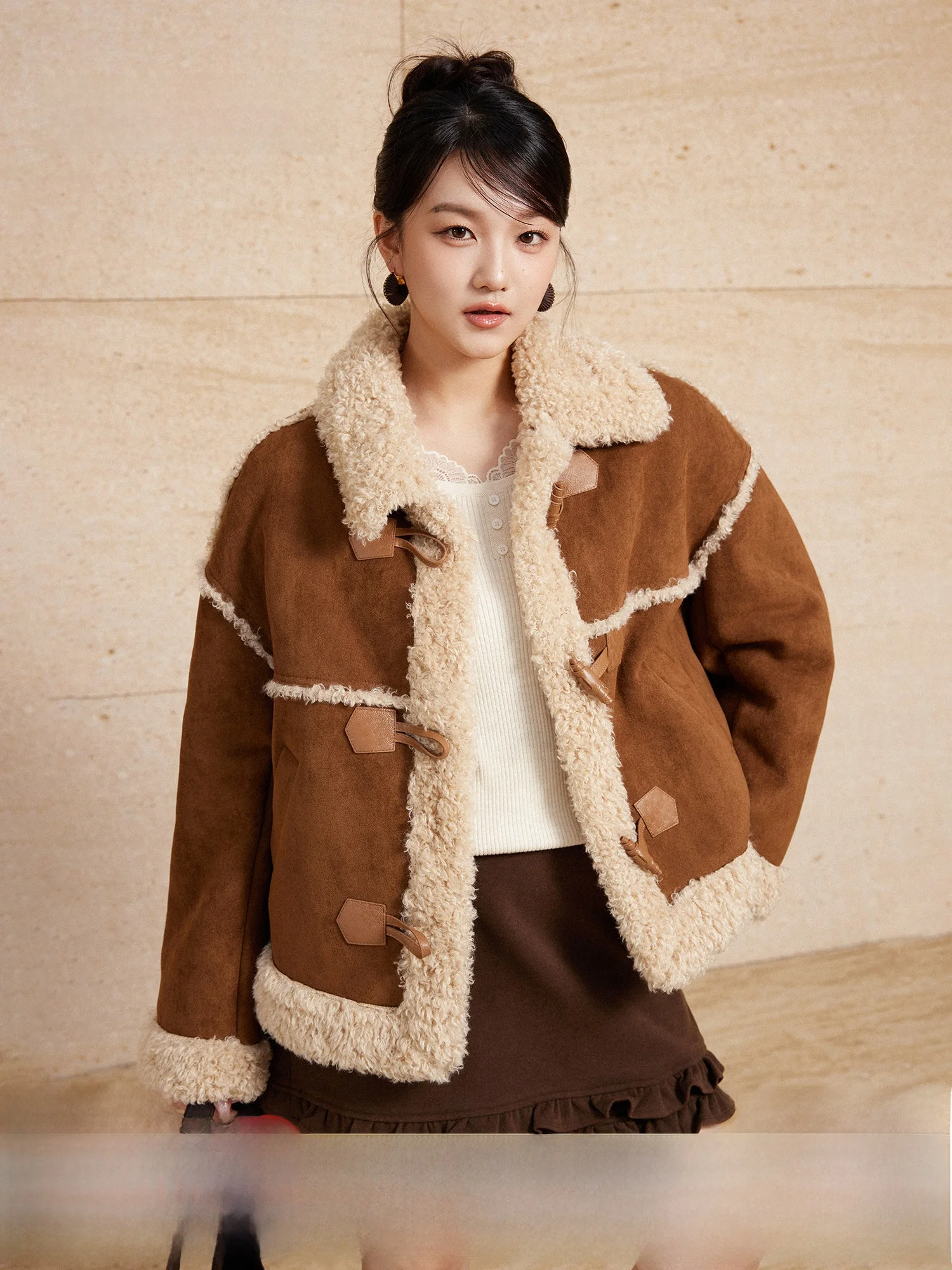 Женское пальто Plusmall из искусственного меха и кожи на осень-зиму, с отложным воротником, на пуговицах, с длинными рукавами, стандартного кроя
Женское пальто Plusmall из искусственного меха и кожи на осень-зиму, с отложным воротником, на пуговицах, с длинными рукавами, стандартного кроя