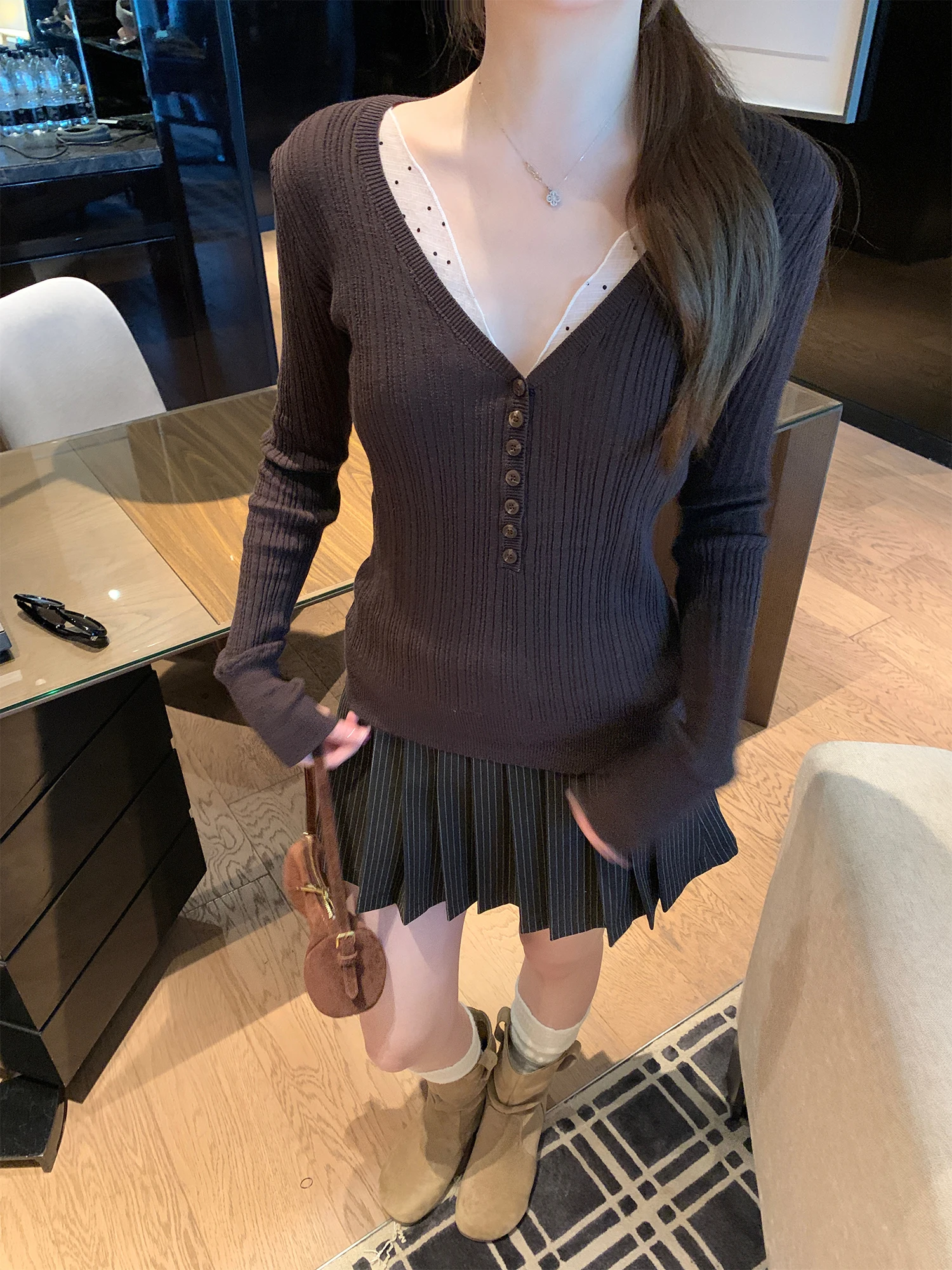 Retro V-ne Slim Fit Knitted Base irt Women's Early Spring Slimming Inner Wear Top Can Be Worn Alone Soft Comfortable Knit...
Retro V-ne Slim Fit Knitted Base irt Women's Early Spring Slimming Inner Wear Top Can Be Worn Alone Soft Comfortable Knit...