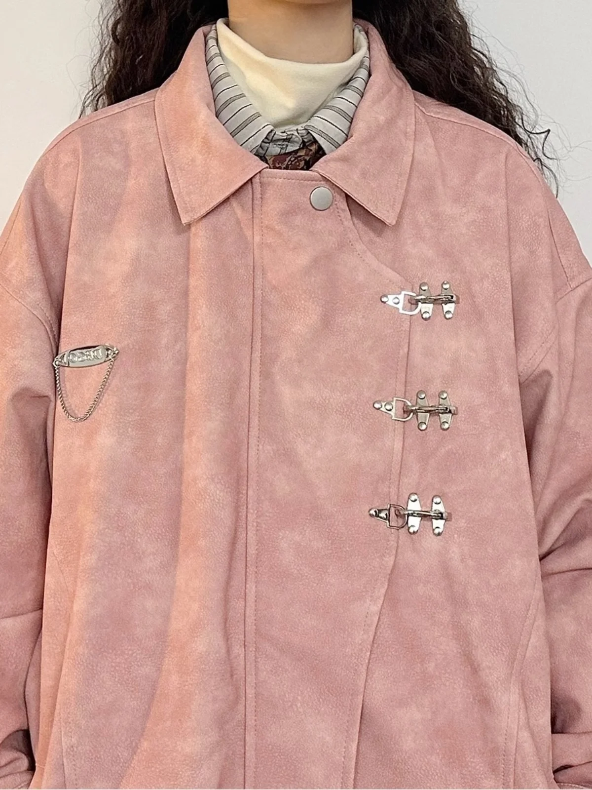 Retro American Sle Men's Jaet Pink Suede Loose Fit Lapel Metal Button Design Trendy Youthful Outerwear for Autumn Winter
Retro American Sle Men's Jaet Pink Suede Loose Fit Lapel Metal Button Design Trendy Youthful Outerwear for Autumn Winter