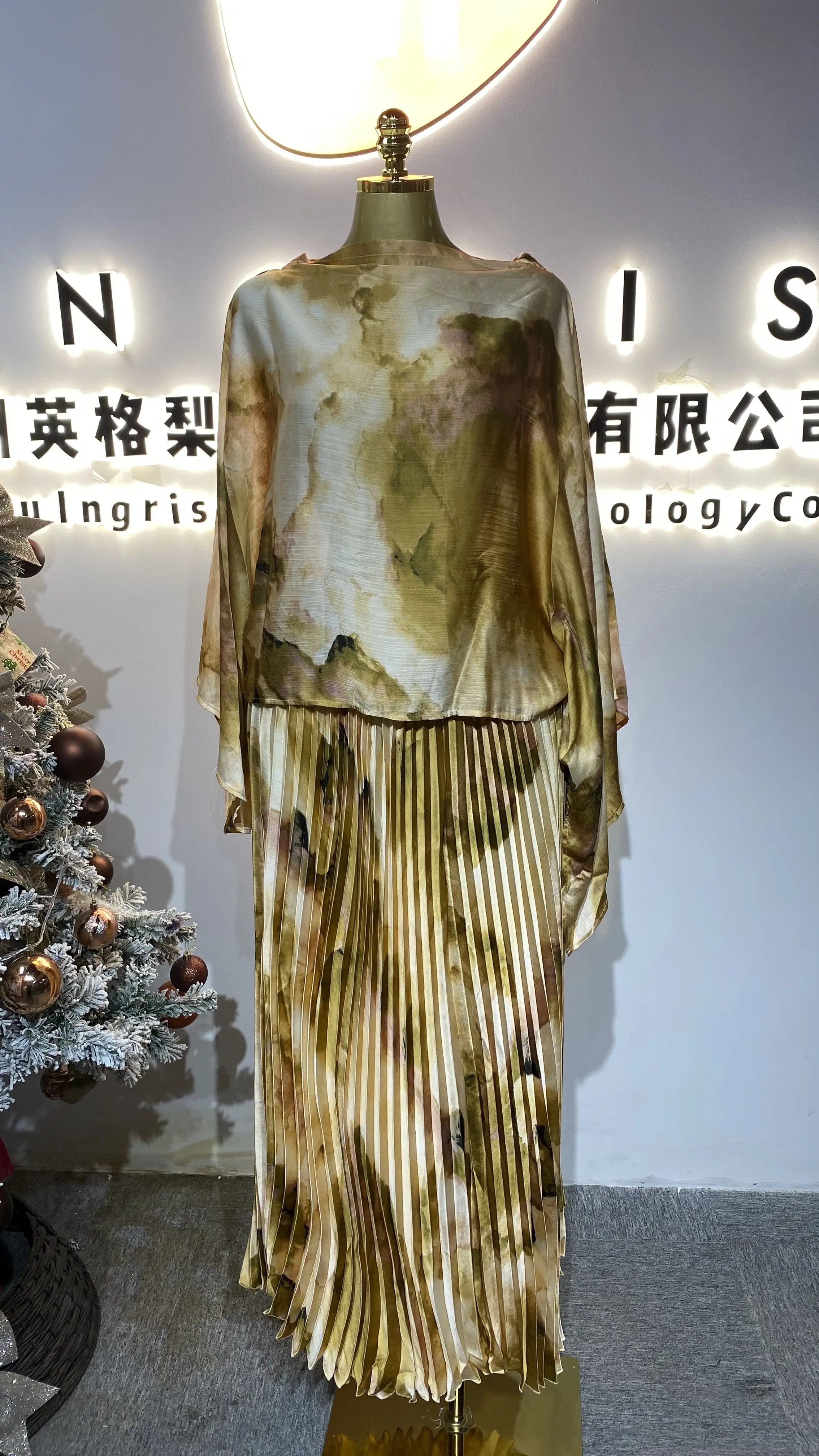 Party-style solid color chiffon sequined long-sleeved round neck loose flared fishtail silhouette women's dress-GZXX636
Party-style solid color chiffon sequined long-sleeved round neck loose flared fishtail silhouette women's dress-GZXX636