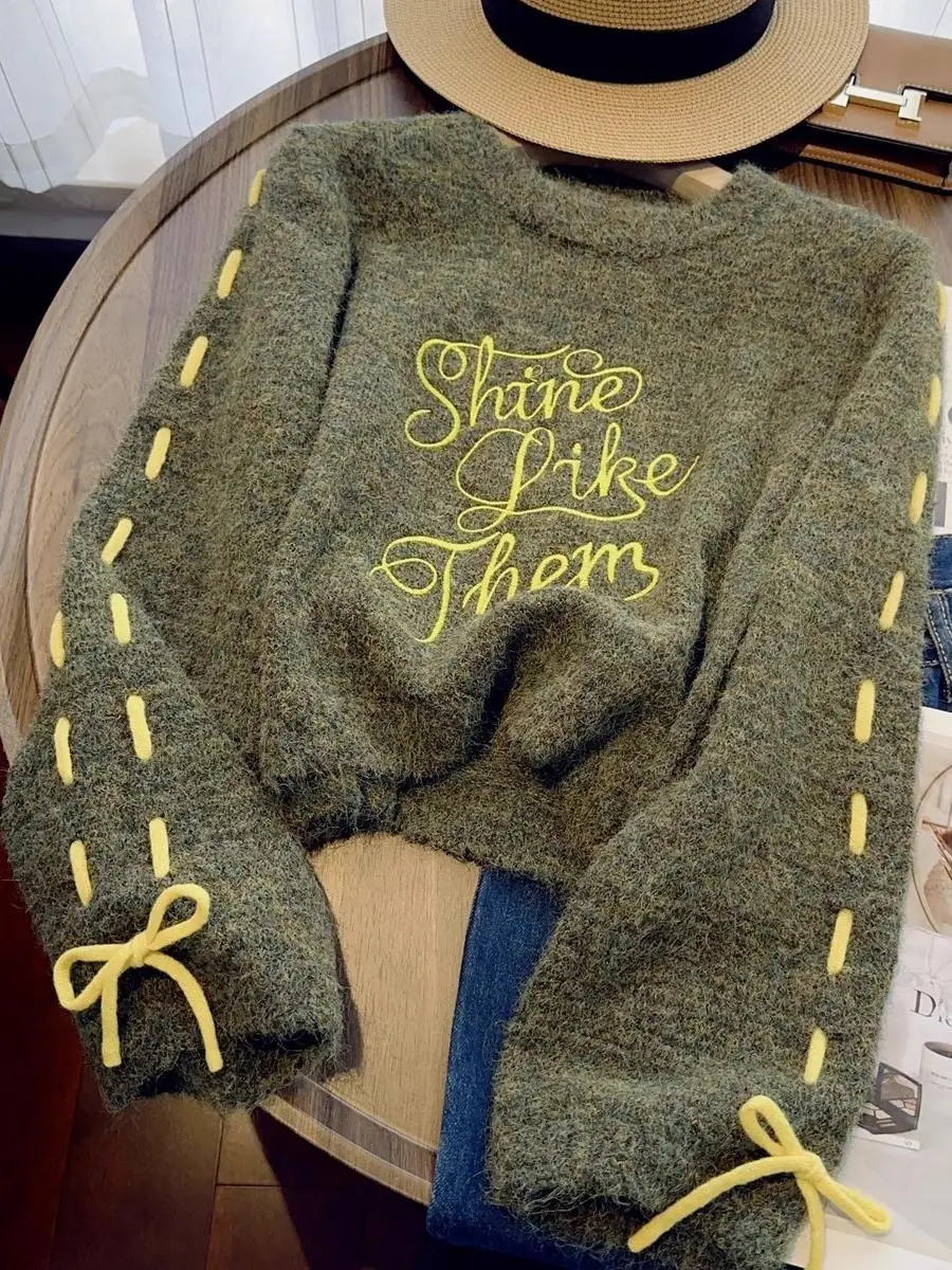 Designer Letter Embroidered Bow Sweater Spring/Autumn Cool Girls Round Neck Short Knit Pullover Women's Fashionable Street Wear
Designer Letter Embroidered Bow Sweater Spring/Autumn Cool Girls Round Neck Short Knit Pullover Women's Fashionable Street Wear