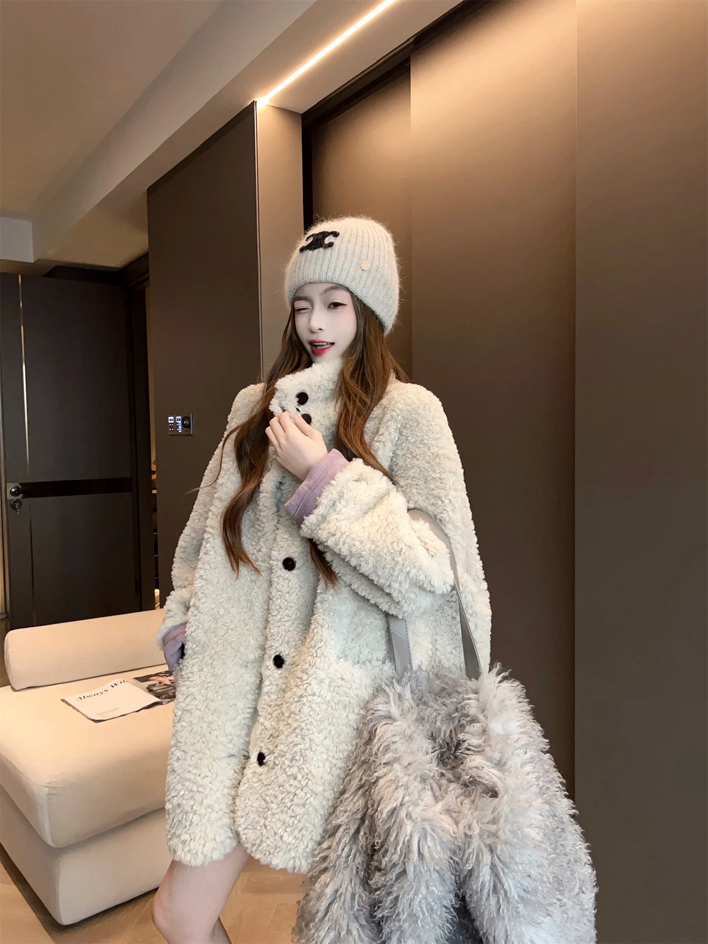 Повседневное женское пальто из овечьей шерсти, осенне-зимнее, новое, свободное, теплое, простое, на пуговицах, с длинными рукавами, средней длины
Повседневное женское пальто из овечьей шерсти, осенне-зимнее, новое, свободное, теплое, простое, на пуговицах, с длинными рукавами, средней длины