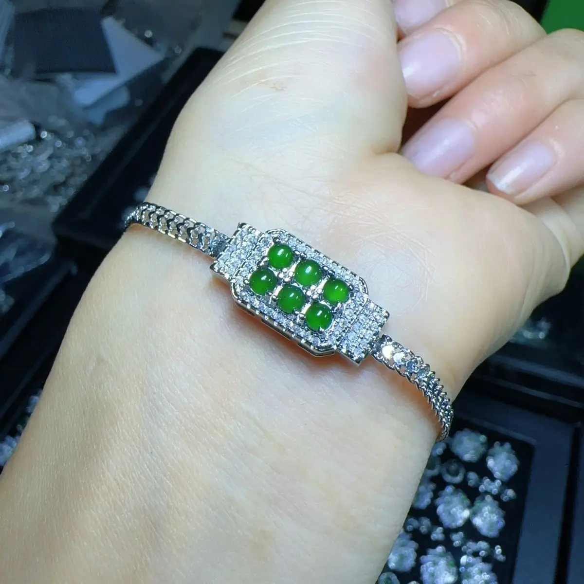 Natural A jadeite ice green watch bracelet (choose one of the best in diversity)
Natural A jadeite ice green watch bracelet (choose one of the best in diversity)