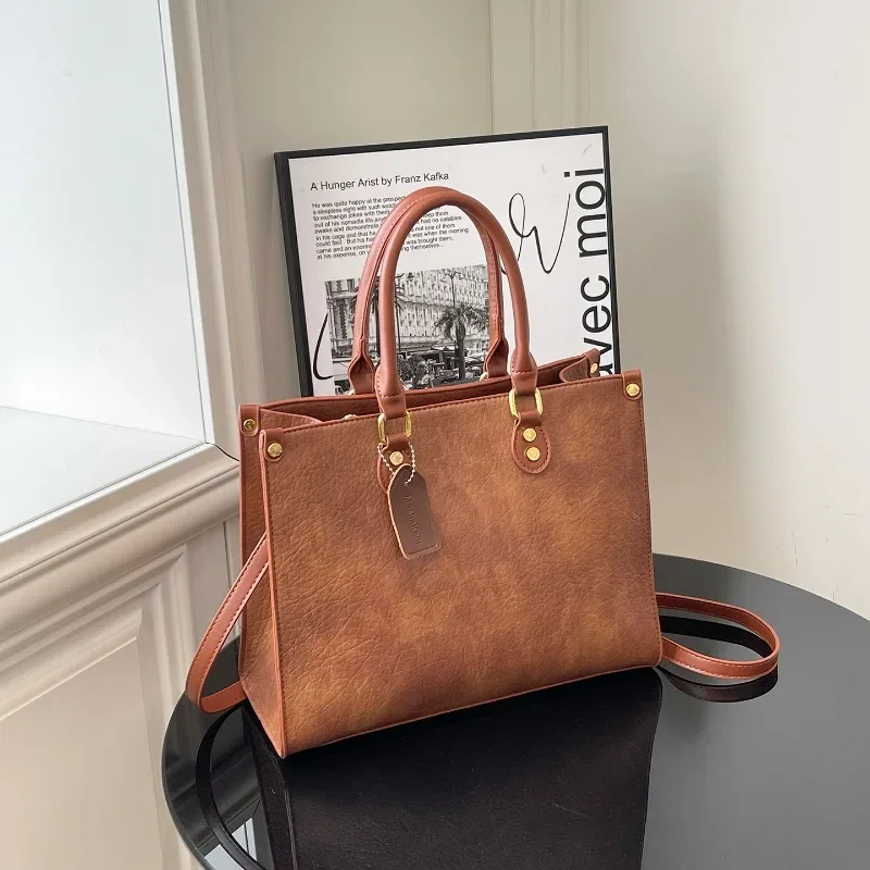 Minimalist Unique Casual Handbag For Women Everyday Use Solid Color Messenger Bag Durable Commuter Style Mom' Bag
Minimalist Unique Casual Handbag For Women Everyday Use Solid Color Messenger Bag Durable Commuter Style Mom' Bag