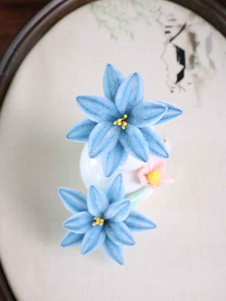 Yuzhou Velvet Flower Handmade Silk Blue Lotus Leaf Hair Clip Brooch Pin Traditional Handicrafts Heritage Original Design Hair...
Yuzhou Velvet Flower Handmade Silk Blue Lotus Leaf Hair Clip Brooch Pin Traditional Handicrafts Heritage Original Design Hair...