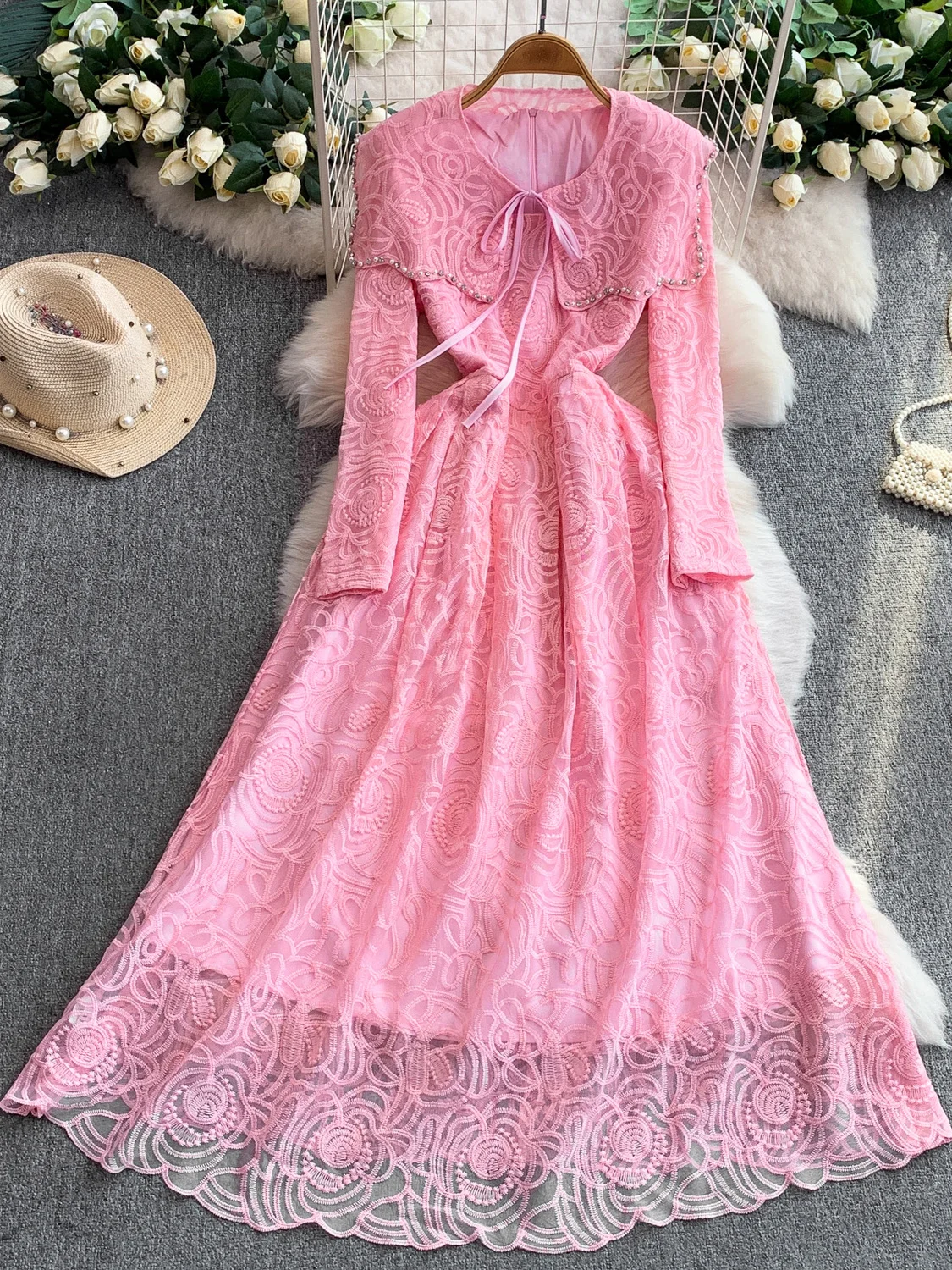 Элегантное макси-платье Ele с бриллиантовой отделкой и темно-синим воротником, женское, с красивым кружевным поясом, подчеркивающим талию, и длинной юбкой с высокой талией.
Элегантное макси-платье Ele с бриллиантовой отделкой и темно-синим воротником, женское, с красивым кружевным поясом, подчеркивающим талию, и длинной юбкой с высокой талией.