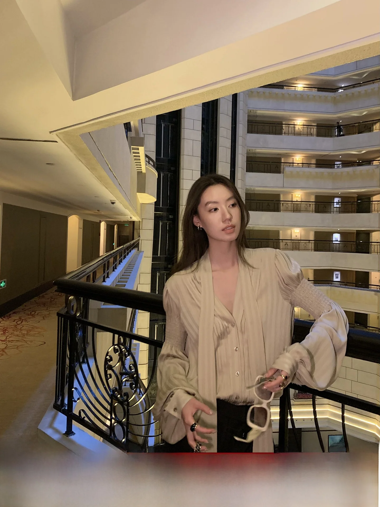 Gakee Official Ele V-ne Long Sve Women's irt Golden Silk Ribbon Autumn New Sle Faionable Loose Fit Polyester
Gakee Official Ele V-ne Long Sve Women's irt Golden Silk Ribbon Autumn New Sle Faionable Loose Fit Polyester