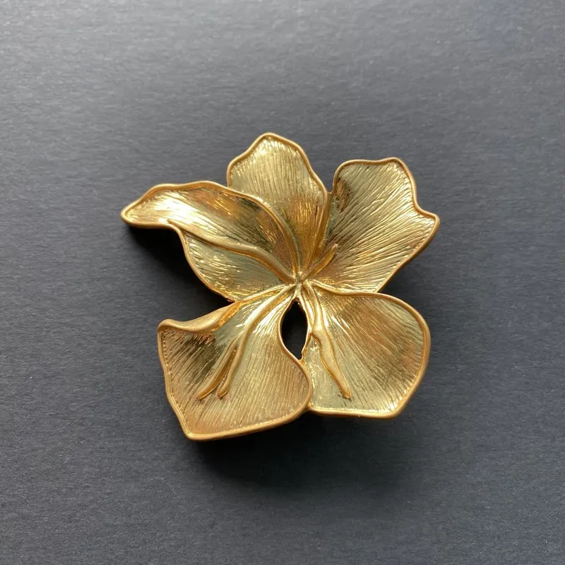 Os Vintage Matte Gold-plated Flower Brooch, Hand Brushed Texture Embossed Floral Pin, Fashion Party Jewelry Gift for Women
Os Vintage Matte Gold-plated Flower Brooch, Hand Brushed Texture Embossed Floral Pin, Fashion Party Jewelry Gift for Women