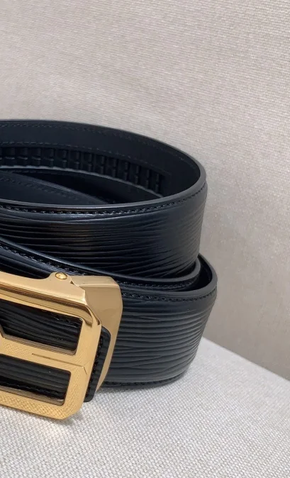 MB 185677 Automatic buckle belt leather belt first layer cowhide Alloy steel Craftsman girdle waist band
MB 185677 Automatic buckle belt leather belt first layer cowhide Alloy steel Craftsman girdle waist band