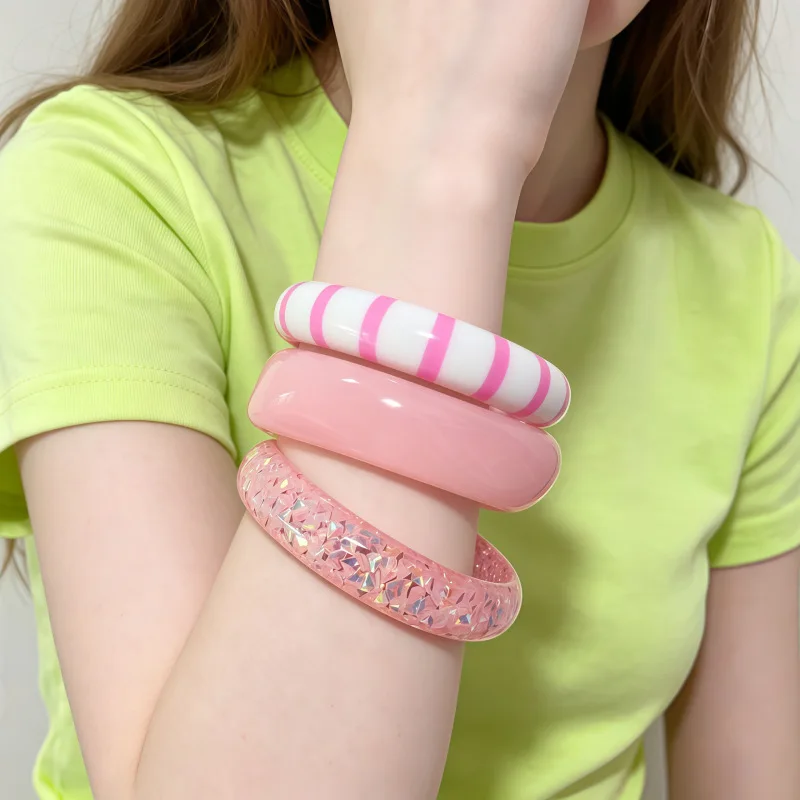 Round glitter striped three-piece resin bracelet, European and American color advanced niche design bracelet
Round glitter striped three-piece resin bracelet, European and American color advanced niche design bracelet