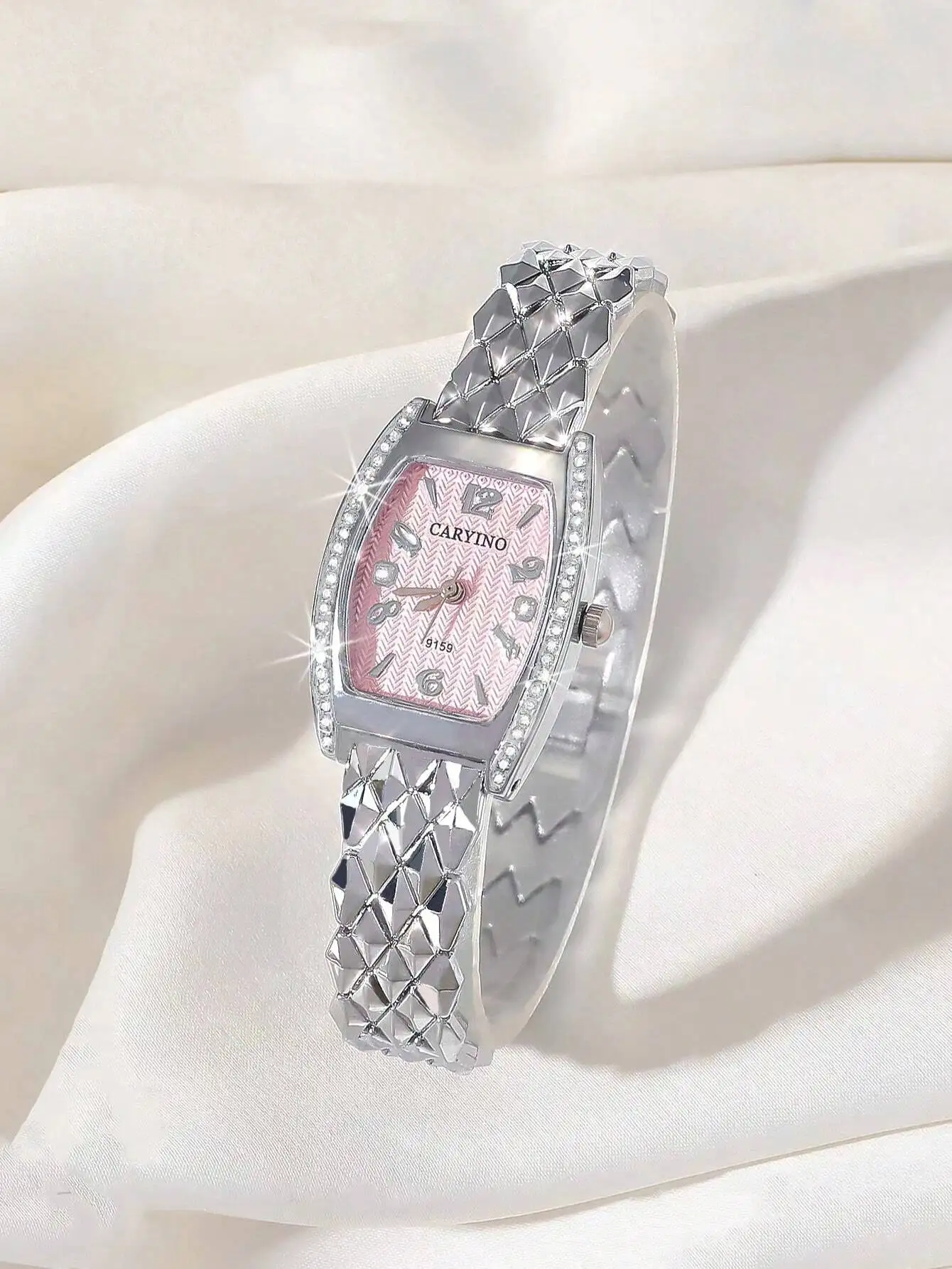 Элегантные часы серебристого цвета с ромбовидными звеньями, розовым циферблатом и кристаллическими вставками.
Элегантные часы серебристого цвета с ромбовидными звеньями, розовым циферблатом и кристаллическими вставками.