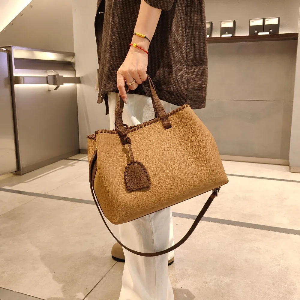 High Quality Large Capacity 2025 New Fashion Commuter Versatile First Layer Cowhide Women's Bag Single Shoulder Messenger Bag
High Quality Large Capacity 2025 New Fashion Commuter Versatile First Layer Cowhide Women's Bag Single Shoulder Messenger Bag