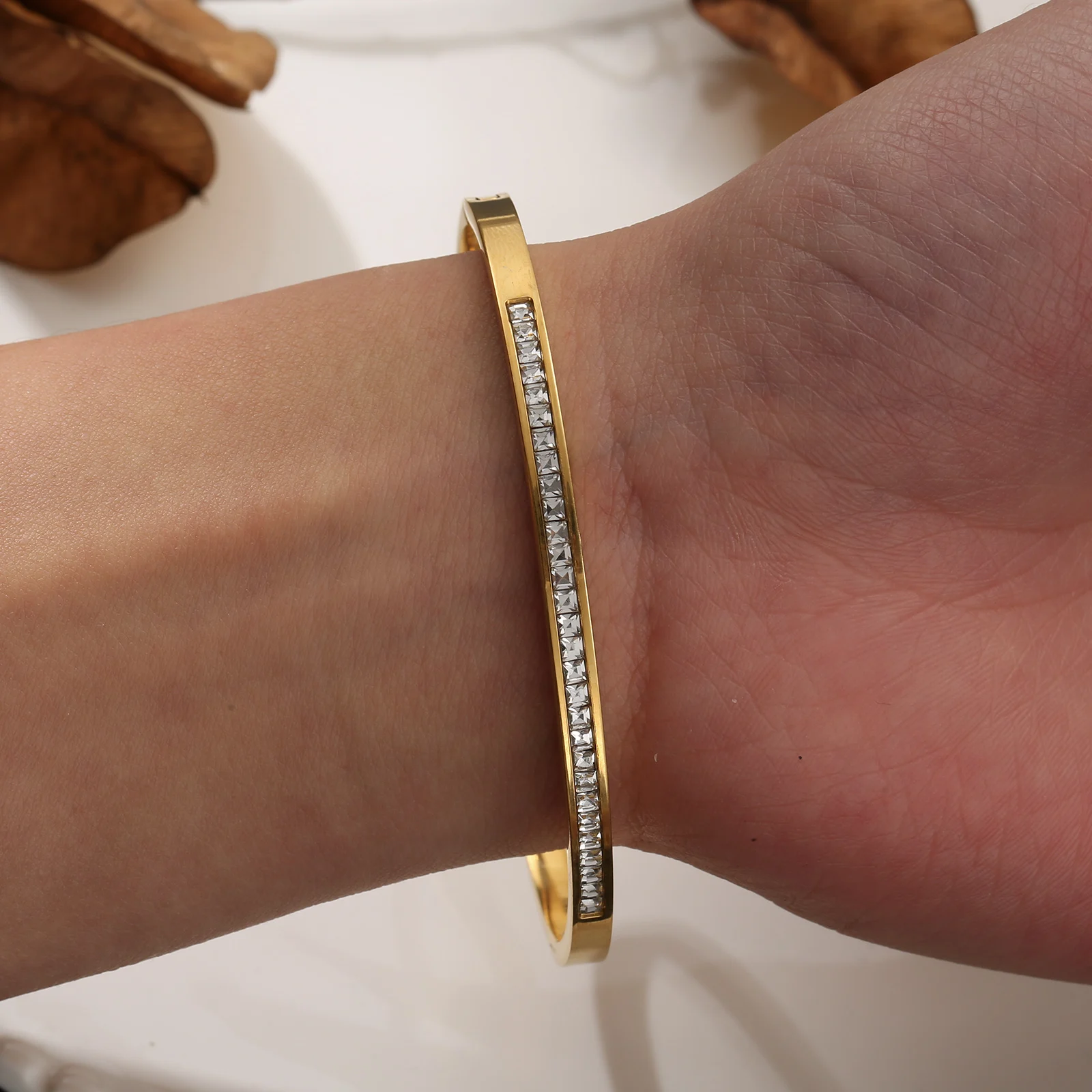 Single Row Synthetic Zircon Clasp Bangle Golden 304 Stainless Steel Luxurious Women Jewelry
Single Row Synthetic Zircon Clasp Bangle Golden 304 Stainless Steel Luxurious Women Jewelry