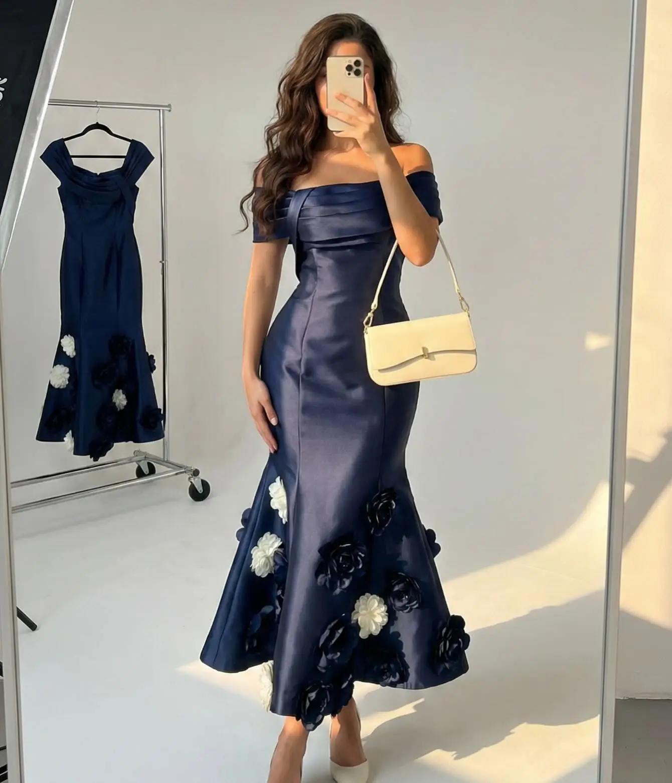 Navy Blue Mermaid Cocktail Dresses Off Shoulder Floral Appliqued Midi Dresses Vintage Tea Length Customized Wedding Dress
Navy Blue Mermaid Cocktail Dresses Off Shoulder Floral Appliqued Midi Dresses Vintage Tea Length Customized Wedding Dress