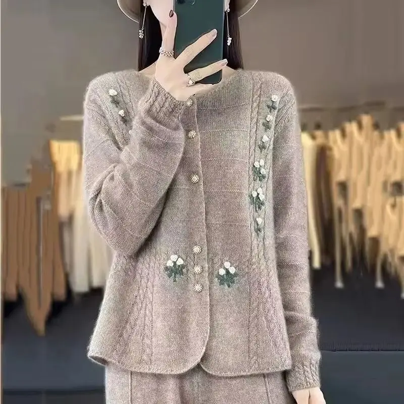 Embroidered Knitted Cardigan Round Neck Color Women Sweater Heavy High-End Autumn Winter 2025 New Long Sleeved Knitt Female Tops
Embroidered Knitted Cardigan Round Neck Color Women Sweater Heavy High-End Autumn Winter 2025 New Long Sleeved Knitt Female Tops