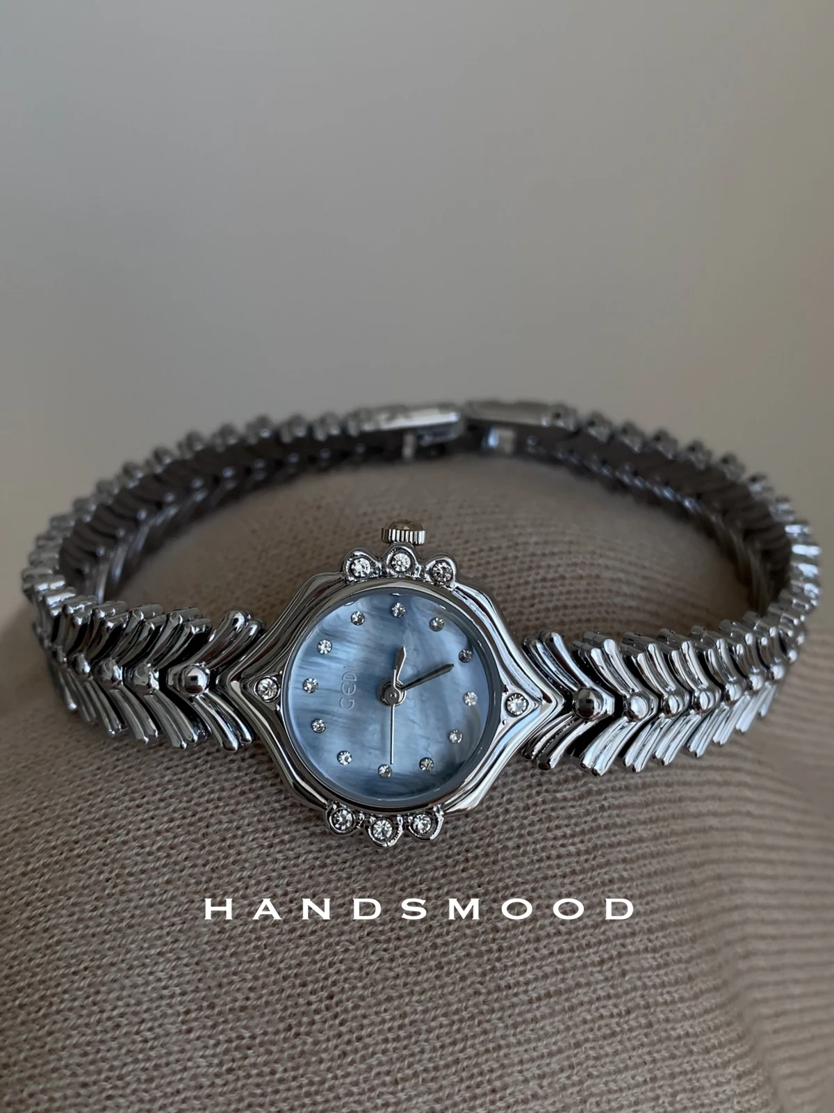 High-end selected watches, exquisite and stylish fishtail design, women's quartz watches, fashionable quartz wristwatches.
High-end selected watches, exquisite and stylish fishtail design, women's quartz watches, fashionable quartz wristwatches.