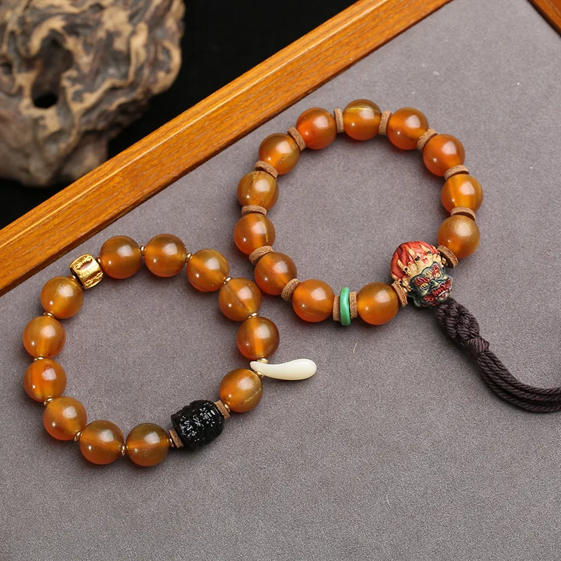 Single-strand Tibetan-style black agate bracelet with natural mountain tortoise shell and a three-faced Buddha pendant
Single-strand Tibetan-style black agate bracelet with natural mountain tortoise shell and a three-faced Buddha pendant