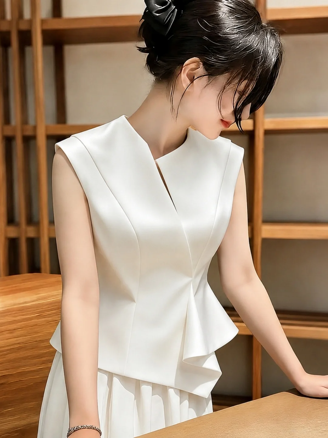 Casual Chic Sleeveless Vest Irregular Comfortable Gentle Summer Fashion Slimming Top for Commuting 2026 Trendy Ladies' Clothing
Casual Chic Sleeveless Vest Irregular Comfortable Gentle Summer Fashion Slimming Top for Commuting 2026 Trendy Ladies' Clothing