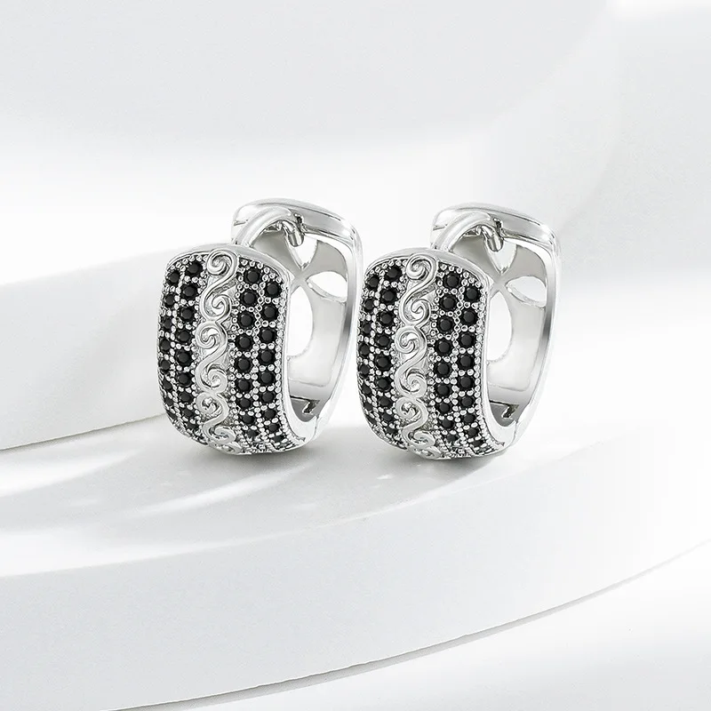 Exquisite Light Luxury 925 Sterling Silver Inlaid with Black Small Zircon Elegant Geometric Women's Small Earrings
Exquisite Light Luxury 925 Sterling Silver Inlaid with Black Small Zircon Elegant Geometric Women's Small Earrings