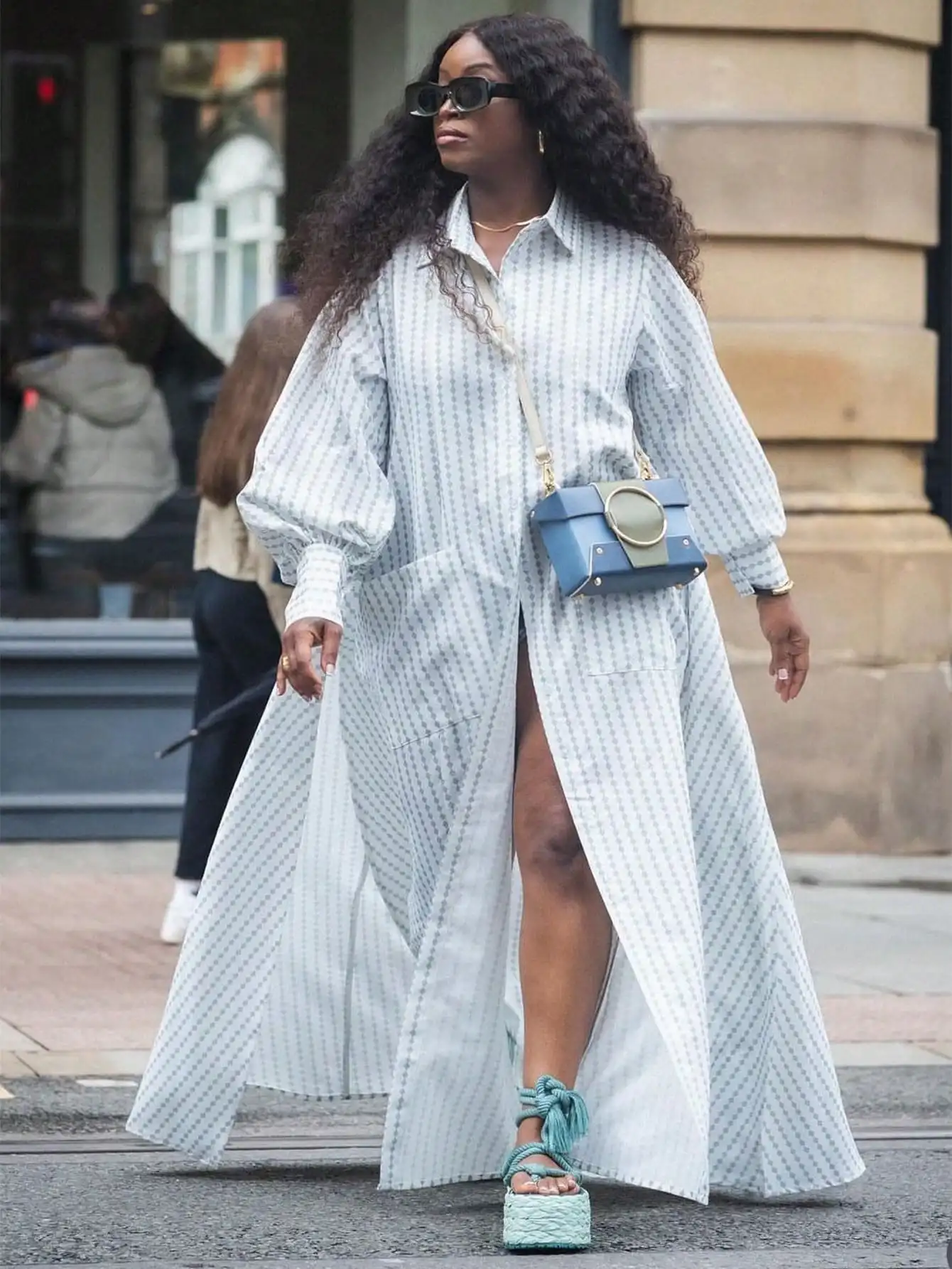 Женское платье-рубашка оверсайз с геометрическим принтом, высоким разрезом и пышными рукавами
Женское платье-рубашка оверсайз с геометрическим принтом, высоким разрезом и пышными рукавами