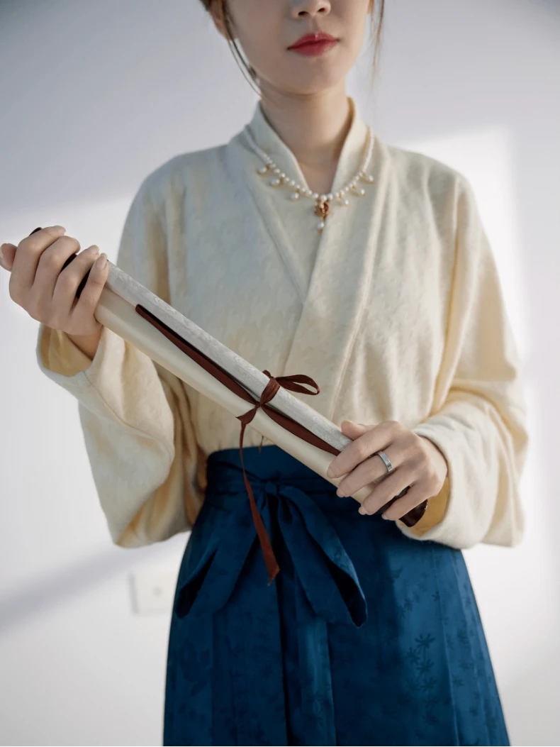 Осенняя деревянная или Baoze, оригинальный дизайн, теплая новая осенне-зимняя одежда Song Dynas, свободная посадка, традиционная китайская одежда
Осенняя деревянная или Baoze, оригинальный дизайн, теплая новая осенне-зимняя одежда Song Dynas, свободная посадка, традиционная китайская одежда