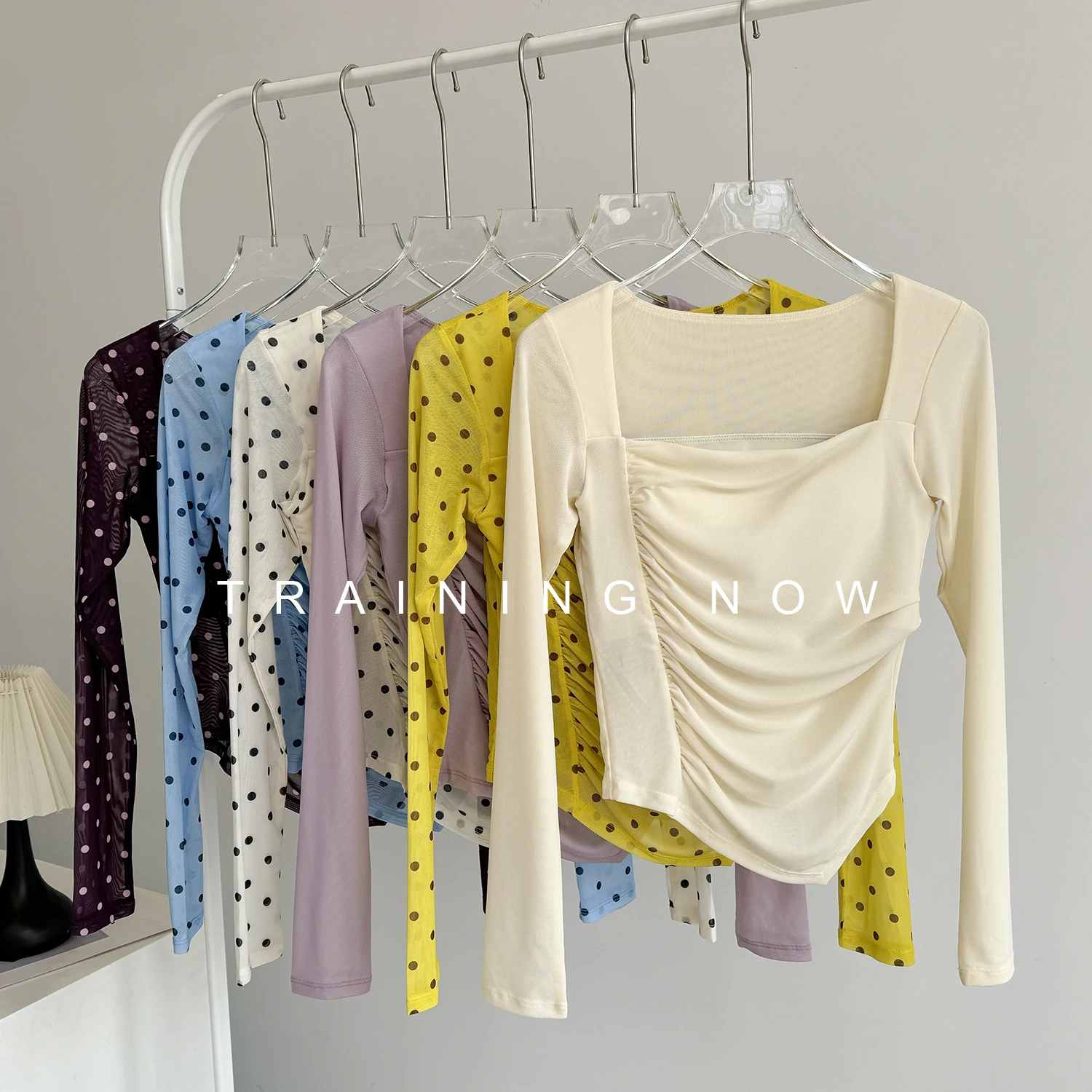 High-end sports long-sleeved women's autumn fashion polka-dot Pilates yoga clothes slim running fitness quick-drying tops
High-end sports long-sleeved women's autumn fashion polka-dot Pilates yoga clothes slim running fitness quick-drying tops