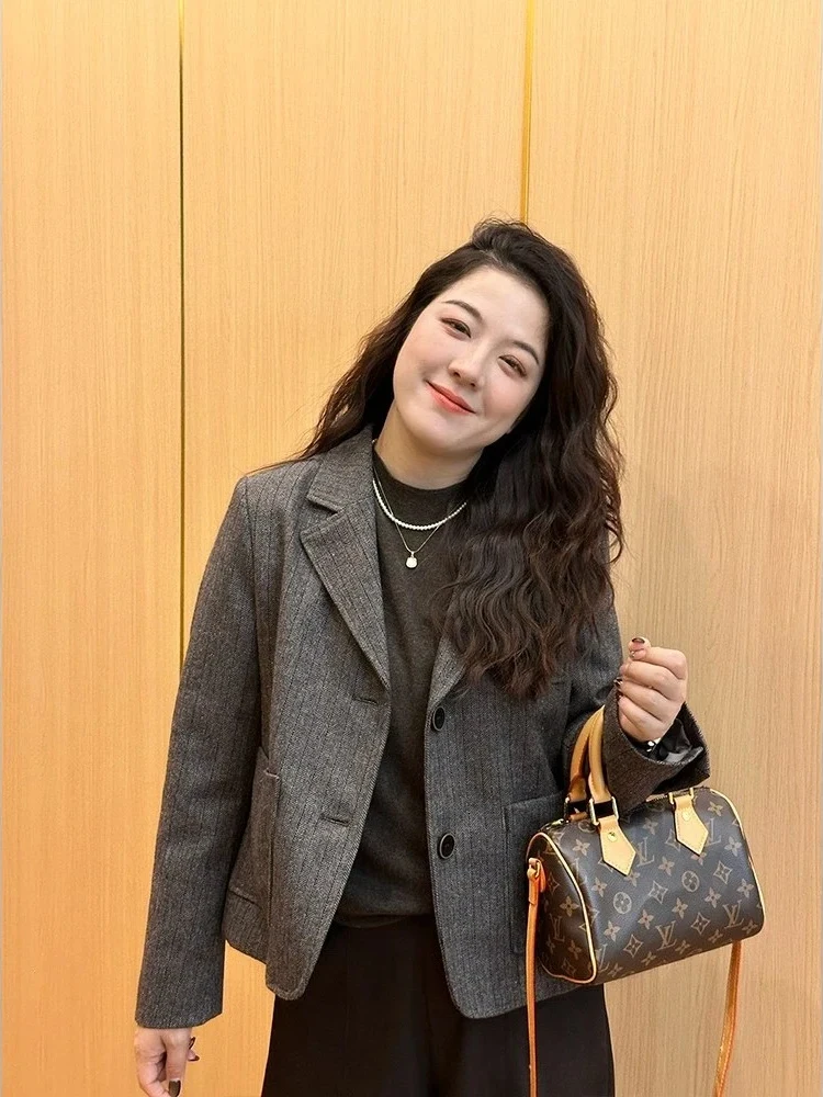 plus Size Korean Design Two Button Suit Collar Jacket Women's Spring New Slimming Long Sleeve Elegant Outerwear Top
plus Size Korean Design Two Button Suit Collar Jacket Women's Spring New Slimming Long Sleeve Elegant Outerwear Top