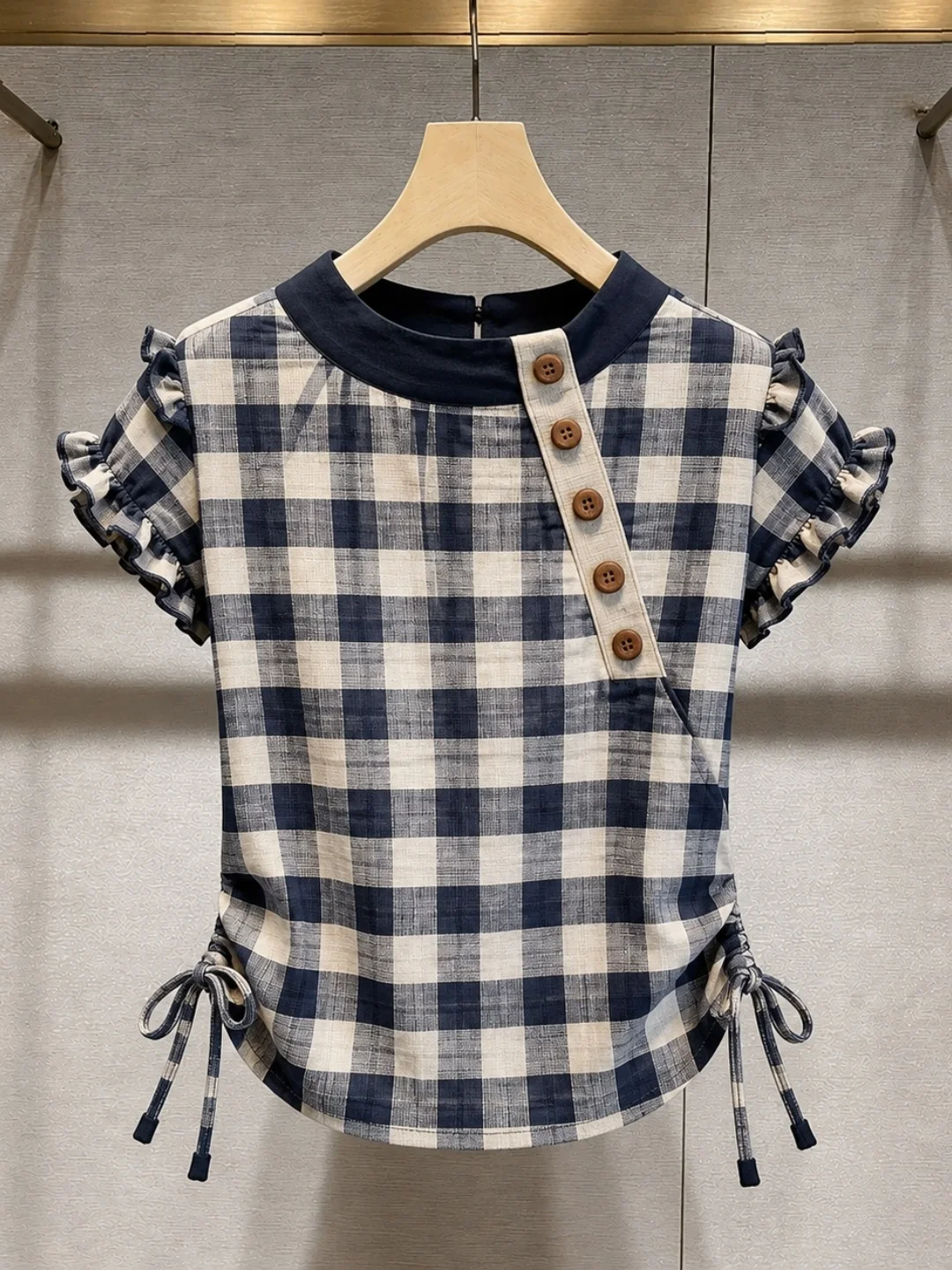 Fashionable Plaid Ruffle Sleeve Shirt Button up Summer 2026 Women's Korean Style Straight Cut Silk Top with Belt Hole Design
Fashionable Plaid Ruffle Sleeve Shirt Button up Summer 2026 Women's Korean Style Straight Cut Silk Top with Belt Hole Design