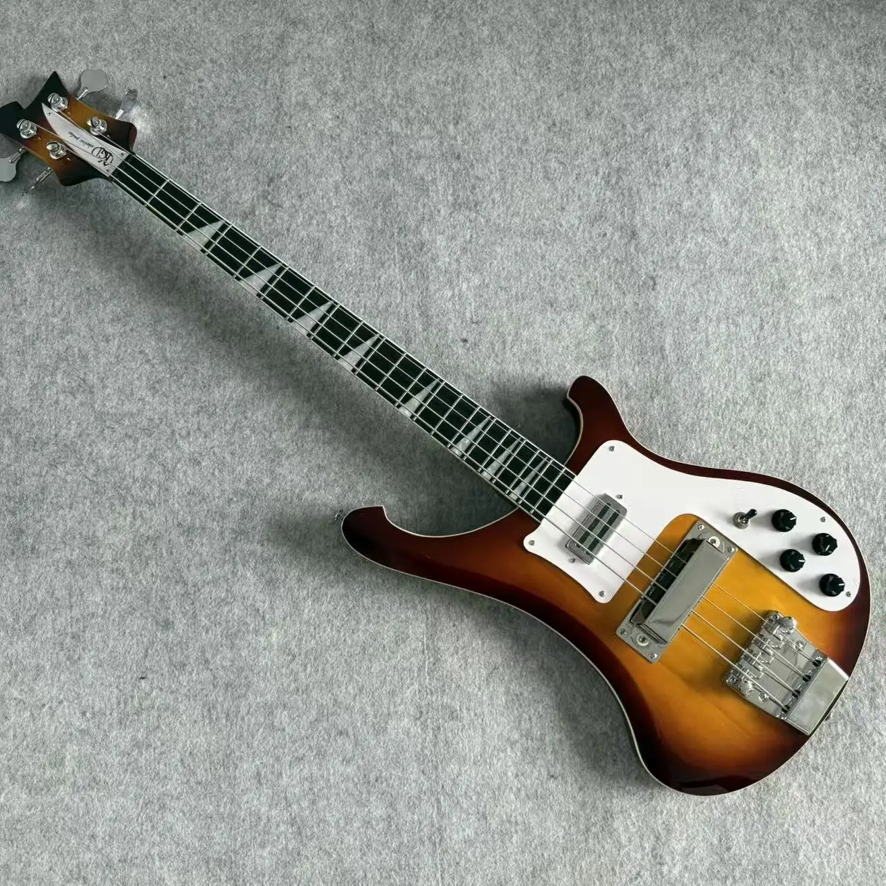 4-string bass, smoked finish with contrasting color scheme, white guard plate, available for immediate shipment with free shippi
4-string bass, smoked finish with contrasting color scheme, white guard plate, available for immediate shipment with free shippi