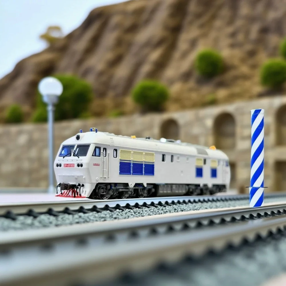 N Type 1/160 DF11 Diesel Locomotive, Factory Repair White Paint Miniature Model Collectible Toy Train Adult Toy Gift
N Type 1/160 DF11 Diesel Locomotive, Factory Repair White Paint Miniature Model Collectible Toy Train Adult Toy Gift