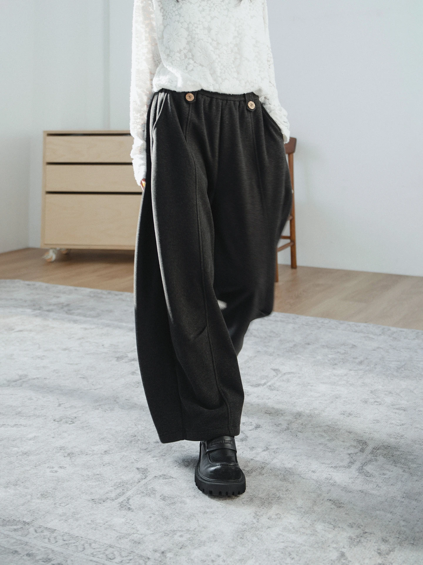 Женские повседневные брюки с высокой талией в стиле ретро, свободного кроя, на флисовой подкладке, прямые, комфортные, свободные, зимние, стройнящие
Женские повседневные брюки с высокой талией в стиле ретро, свободного кроя, на флисовой подкладке, прямые, комфортные, свободные, зимние, стройнящие