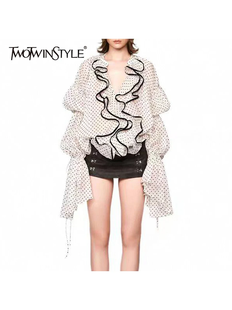 TWOTWINSTYLE хит цвета, свободные блузки с оборками для женщин, темпераментные рубашки с v-образным вырезом и длинными рукавами, женский модный стиль, новинка
TWOTWINSTYLE хит цвета, свободные блузки с оборками для женщин, темпераментные рубашки с v-образным вырезом и длинными рукавами, женский модный стиль, новинка