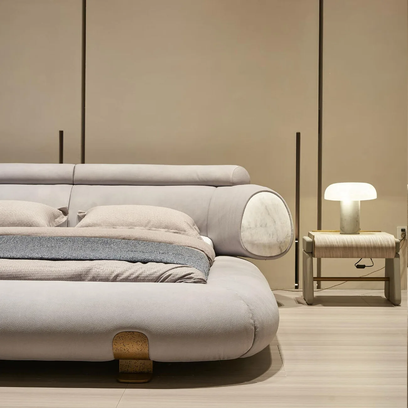 Italian leather bed villa mansion model room master bedroom double bed fashion creative solid wood fabric bed
Italian leather bed villa mansion model room master bedroom double bed fashion creative solid wood fabric bed