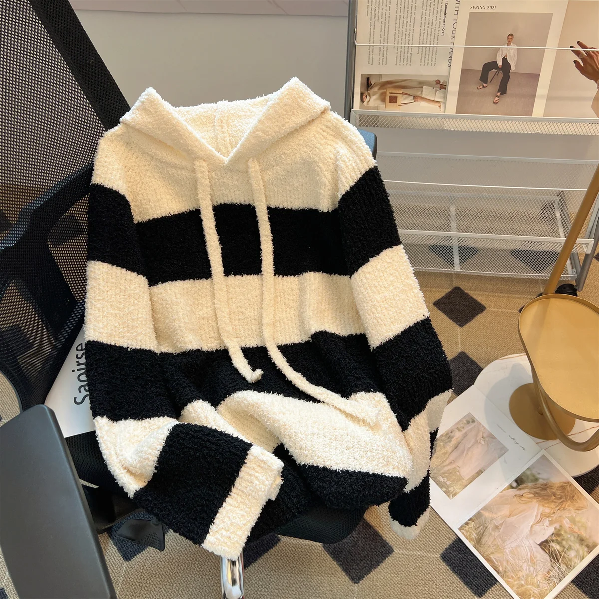 Korean Style Striped Hooded Long Sleeve Sweater Jacket Women's Fashion Warm Thickened Outerwear V-Neck Casual Loose Fit Coat
Korean Style Striped Hooded Long Sleeve Sweater Jacket Women's Fashion Warm Thickened Outerwear V-Neck Casual Loose Fit Coat