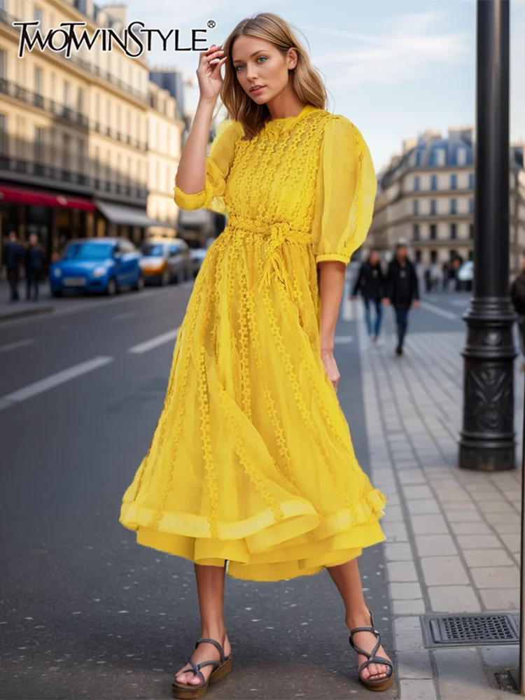 TWOTWINSTYLE однотонное лоскутное платье с аппликацией для женщин с круглым вырезом и пышными рукавами, высокой талией, платья на шнуровке, женская мода, новинка
TWOTWINSTYLE однотонное лоскутное платье с аппликацией для женщин с круглым вырезом и пышными рукавами, высокой талией, платья на шнуровке, женская мода, новинка