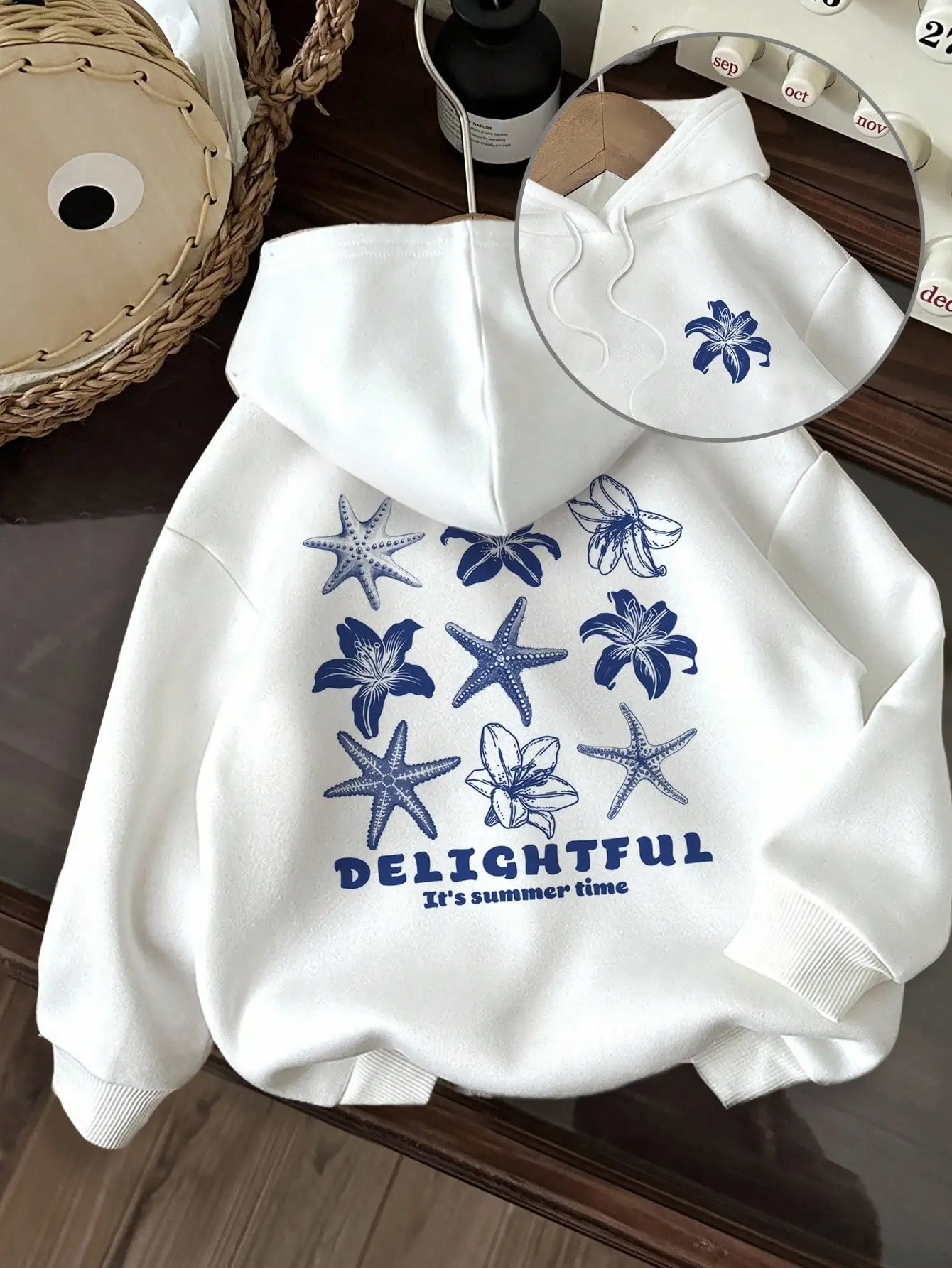 Белая толстовка свободного кроя с синим принтом морских звезд и цветочным узором, летняя повседневная толстовка
Белая толстовка свободного кроя с синим принтом морских звезд и цветочным узором, летняя повседневная толстовка