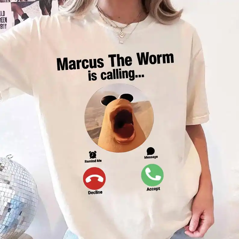 Marcus The Worm Is Calling Забавная футболка с мемами Вирус Интернет Юмор Шутка Вызов Подарок для поколения Z Креативные графические футболки унисекс
Marcus The Worm Is Calling Забавная футболка с мемами Вирус Интернет Юмор Шутка Вызов Подарок для поколения Z Креативные графические футболки унисекс