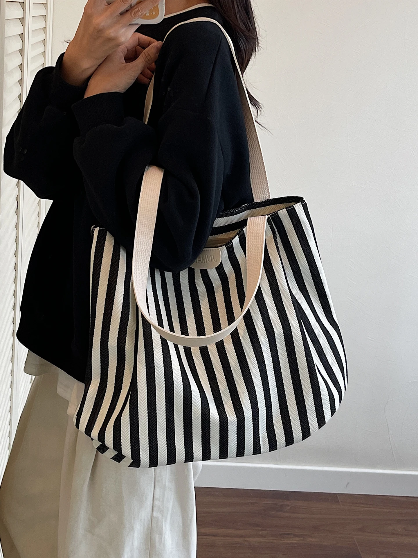 Trendy Striped Large Capacity Women's Shoulder Bag Casual Commuter Tote Bag for Class Soft Handbag Summer 2025 ILINX Brand
Trendy Striped Large Capacity Women's Shoulder Bag Casual Commuter Tote Bag for Class Soft Handbag Summer 2025 ILINX Brand