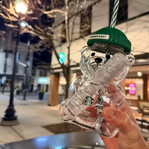 Neuer Weihnachts-Teddybär-Strohbecher aus Glas, 500-ml-Becher, Kaltgetränkebecher, geeignet für Kaffee, Saft, Milch und Tee, auslaufsicherer Deckel