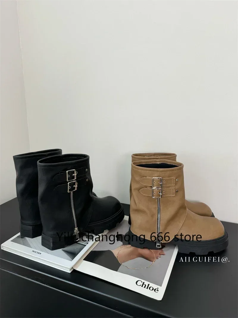 2025 New Mid Calf Height Increasing Chain Boots Belt Buckle Round Toe Women Boots Fashion Casual Party Autumn Arrivals Boots
2025 New Mid Calf Height Increasing Chain Boots Belt Buckle Round Toe Women Boots Fashion Casual Party Autumn Arrivals Boots