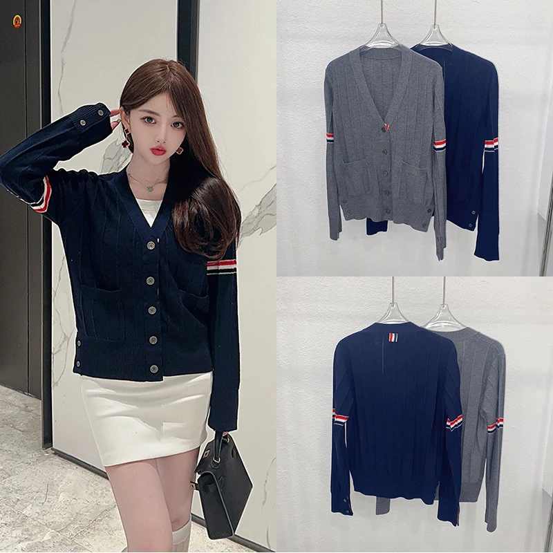 British Style Striped Design High Quality Wool Knitted V-neck Cardigan Trend Brand Long Sleeved Casual Women's Sweater Jacket
British Style Striped Design High Quality Wool Knitted V-neck Cardigan Trend Brand Long Sleeved Casual Women's Sweater Jacket