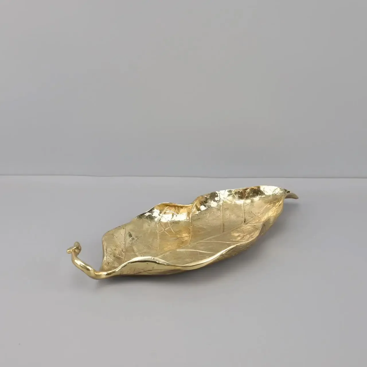 Brass leaves fruit tray tray ornament desktop coffee table living room hotel model room home decorations
Brass leaves fruit tray tray ornament desktop coffee table living room hotel model room home decorations
