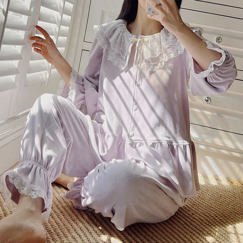 Women Winter Velvet Pajamas Princess Vintage Lace Sleepwear Solid Two-Pieces Full Sleeves Pyjamas Warm Long Pants Thick Homewear
Women Winter Velvet Pajamas Princess Vintage Lace Sleepwear Solid Two-Pieces Full Sleeves Pyjamas Warm Long Pants Thick Homewear