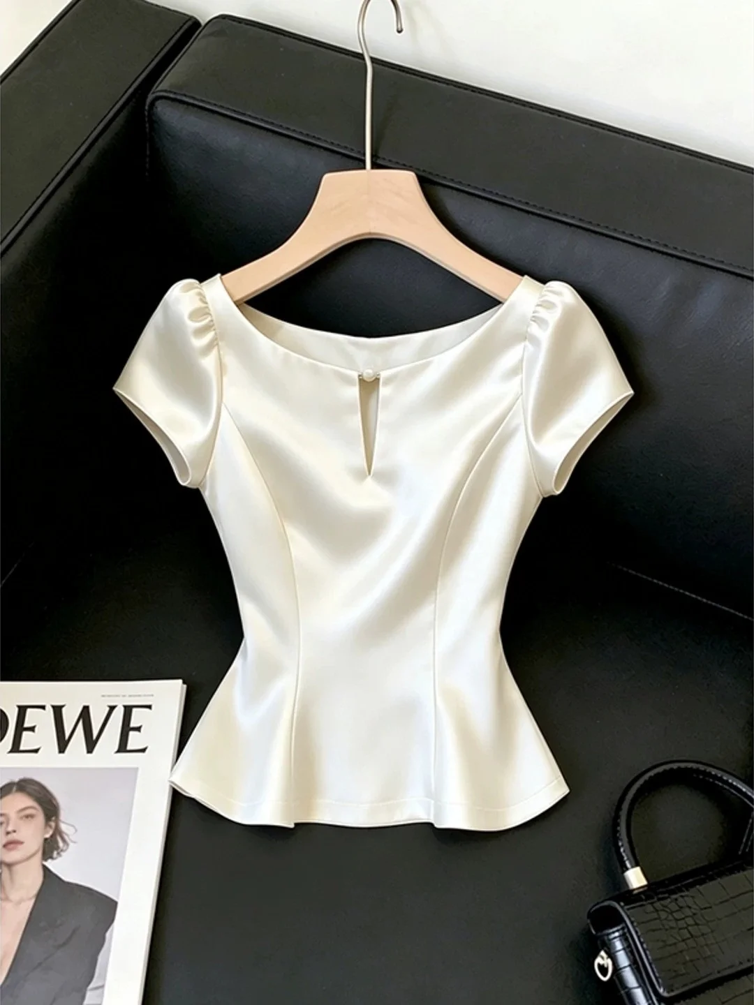 Elegant Gentle Short Sleeve Shirt Commute Fashionable Korean Style Straight Cut Silk Top for Young Women in Summer 2026
Elegant Gentle Short Sleeve Shirt Commute Fashionable Korean Style Straight Cut Silk Top for Young Women in Summer 2026