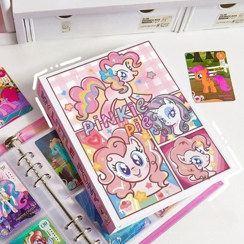 Новая карточная книга «Мой маленький пони: «Дружба — это волшебство», коллекция аниме, карточная книга для хранения карточек периферийных энтузиастов аниме
Новая карточная книга «Мой маленький пони: «Дружба — это волшебство», коллекция аниме, карточная книга для хранения карточек периферийных энтузиастов аниме