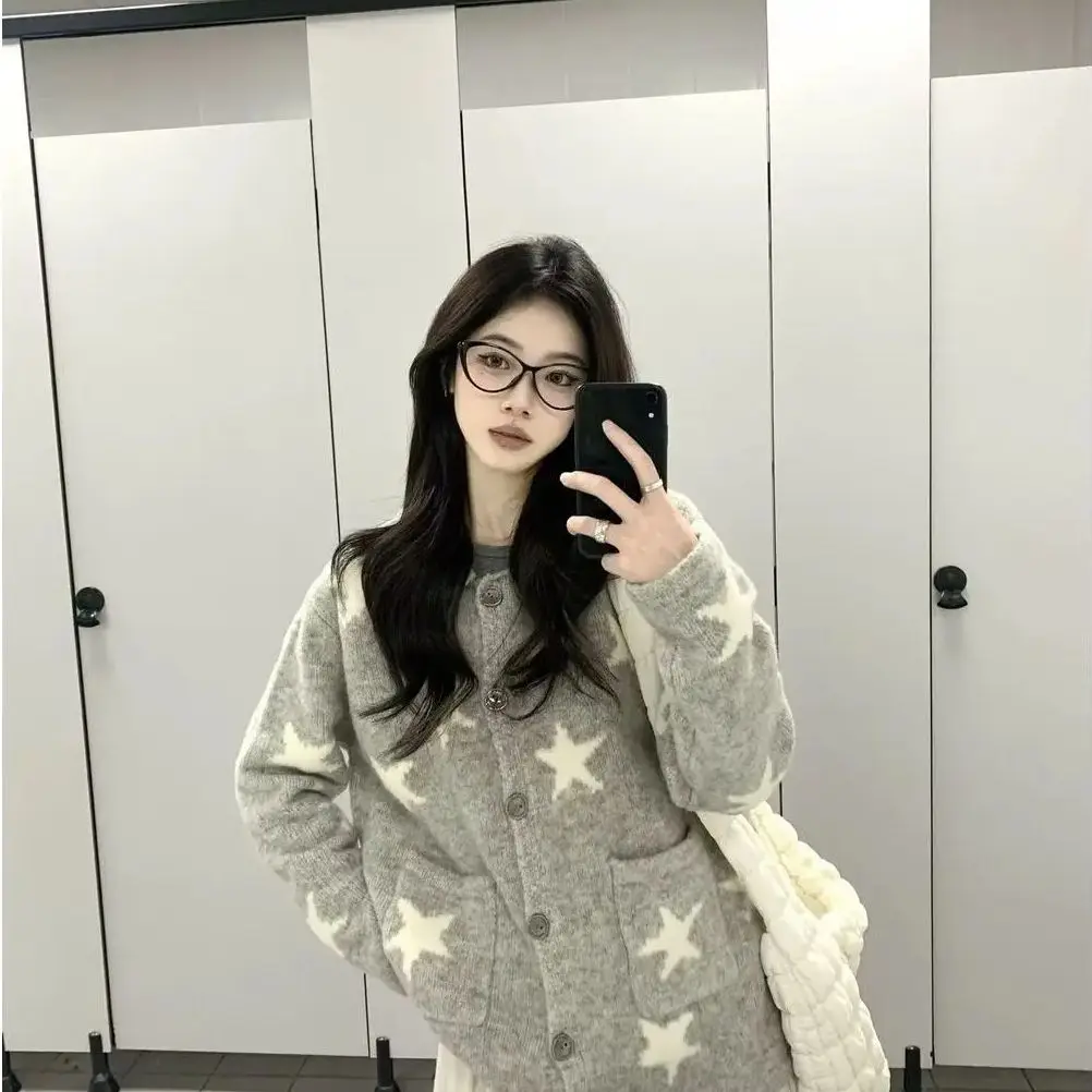 Korea High-End Gray Sweater Temperament Lapel Contrast Color Design Knitted Cardigan Top Women Early Spring Autumn New Jacket
Korea High-End Gray Sweater Temperament Lapel Contrast Color Design Knitted Cardigan Top Women Early Spring Autumn New Jacket